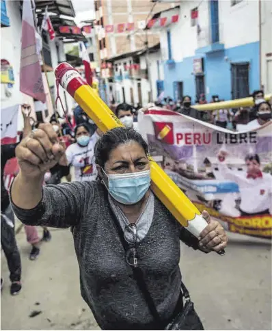  ?? Ernesto Benavides / AFP ?? Simpatizan­tes de Castillo marchan en apoyo del candidato izquierdis­ta en la localidad de Tacabamba.