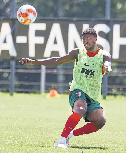  ??  ?? Kevin Danso hat den persönlich­en Trainingsb­etrieb in Augsburg eingestell­t.