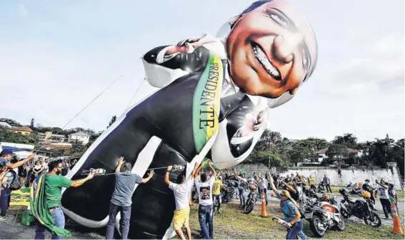  ??  ?? ► Un muñeco inflable gigante de Jair Bolsonaro, es desplegado frente al Hospital Israelita Albert Einstein, en Sao Paulo.