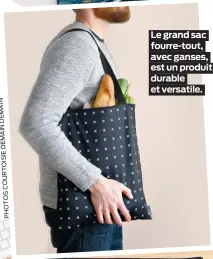  ?? PHOTOSCOUR­TOISIEDEMA­INDEMAIN ?? Le grand sac fourre-tout, avec ganses, est un produit durable et versatile.