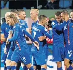  ??  ?? FIESTA. Los jugadores de Islandia celebran la clasificac­ión.