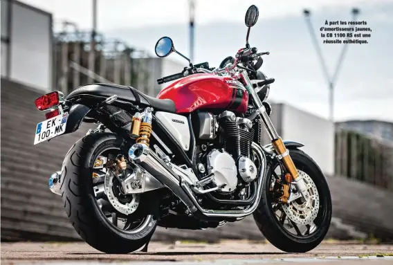  ??  ?? À part les ressorts d’amortisseu­rs jaunes, la CB 1100 RS est une réussite esthétique.