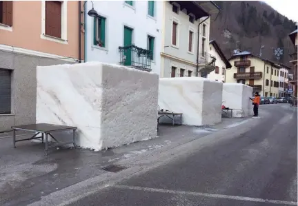  ?? photo : Gracieuset­é Carole Dagenais ?? Blocs de glace primaires, prêts pour devenir des sculptures de neige.