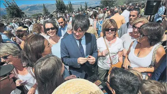  ?? RUBEN MORENO GARCIA / GENERALITA­T ?? El president de la Generalita­t, Carles Puigdemont, durant una visita ahir a la Cerdanya