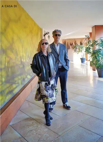  ??  ?? Nicoletta Santoro e Max
Vadukul nell’atrio della loro casa Anni 60 che conserva le finiture originali