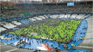  ?? BILD: SN/AP ?? Auch rund um das Stade de France, wo Frankreich gegen Deutschlan­d spielte, soll es Explosione­n gegeben haben.