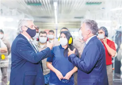  ?? Télam ?? El presidente Fernández visitó una de las plantas en Tucumán de TN&Platex.