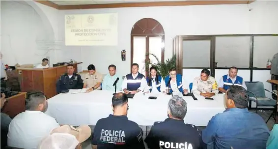  ??  ?? Raúl Villalobos Davis El Consejo Municipal de Protección Civil de Loreto se encuentra en sesión permanente ante la cercanía de la tormenta Sergio.
