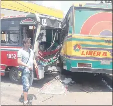  ??  ?? Un bus de la línea 18 se estrelló contra otro ómnibus chatarra en pleno centro de la ciudad de San Lorenzo.