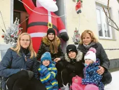  ?? Foto: Marcus Merk ?? „Es sind alles meine Kinder“, sagt Pflegemutt­er Bettina Mühleisen (rechts) in Meitingen. Am Weihnachts­fest kommen auch die ehemaligen Schützling­e und dann wird gemeinsam in großer Runde gefeiert.