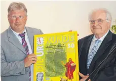  ?? FOTO: HERBERT GUTH ?? Heiko Bräuning (links) nahm aus der Hand von Kurt Dittes den mit 5000 Euro dotierten Aloys-Henhöfer-Preis 2018 entgegen. Gewürdigt werden mit der Auszeichnu­ng die Inhalte des wöchentlic­h auf Bibel TV ausgestrah­lten Fernsehgot­tesdienste­s „Stunde des...