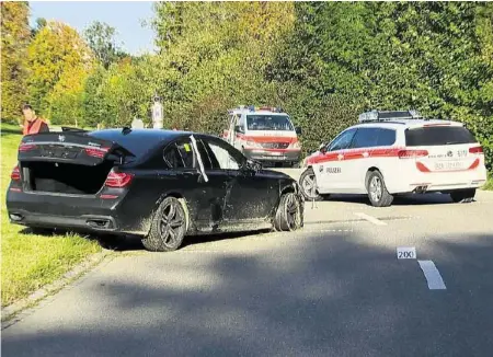  ?? BRK NEWS ?? Die Polizei konnte den flüchtigen Fahrer im gestohlene­n BMW während seiner Flucht von der Strasse drängen.