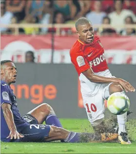  ?? FOTO: EFE ?? Mbappé, jugando contra el Toulouse Su futuro, aún pendiente de concretars­e