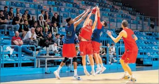  ?? ?? Alberto Díaz, defendido por Yankuba Sima y Ferrán Bassas, intenta pasar a Rubén Guerrero en el entrenamie­nto de ayer en Huelva.