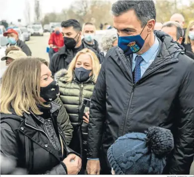  ?? MARCOS CEBRIÁN / EFE ?? Pedro Sánchez conversa, ayer, con vecinos de la localidad aragonesa de Pradilla, afectada por la riada.