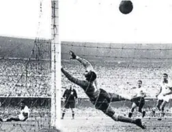  ??  ?? este gol a Barbosa el 16 de julio de 1950, anotado por Ghiggia, se consumó el Maracanazo.