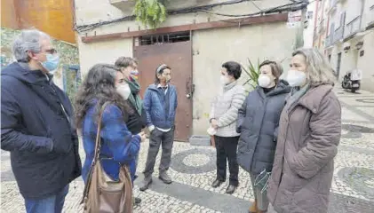  ?? S. GARCÍA ?? Irene de Miguel y javier Fuentes charlan con algunos vecinos del Casco Antiguo, ayer.