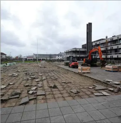  ??  ?? Byggearbei­dene med den nye isbanen i rådhuspark­en i Lyngdal er nå påbegynt. Isbanen skal stå ferdig i romjulen.