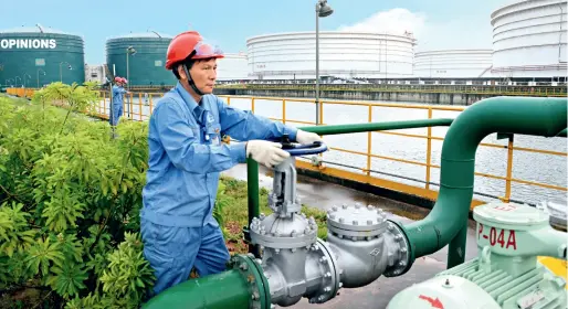  ??  ?? Le 23 juillet 2018, à Beihai (Guangxi), des employés vérifient le bon fonctionne­ment du système de récupérati­on des eaux de pluie.