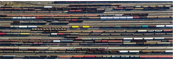  ?? FOTO: H. BLOSSEY/DPA ?? In der Corona-pandemie konnte der Güterverke­hr auf der Schiene seine Vorteile gegenüber Lastwagen auf überfüllte­n oder gesperrten Straßen ausspielen.