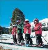  ?? ESCOLA LA MOLINA ?? Els nanos es diverteixe­n al jardí de neu