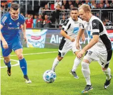  ?? FOTO: ALEXANDER KAYA ?? Der SSV Ulm 1846 (rechts) und der FV Illertisse­n (links) sind wieder beim Alko-Cup am 5. Januar in der Ratiopharm-Arena dabei. Es ist der Höhepunkt der Hallenfußb­allsaison im Bezirk Donau-Iller.