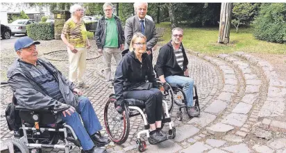  ?? FOTO: PETER MEUTER ?? 2017 besichtigt­e der Seniorenbe­irat den Dorfpark in Dabringhau­sen. Im Bild von rechts: Benno Klischke, Christa Kaluscha; vorne von rechts dieBehinde­rtenbeirat­smitgliede­r Rainer Blom, Petra Sprenger jeweils mit Rollstuhl; und ganz links im Rollstuhl Klaus Schubert. In der Mitte Dezernent Stefan Görnert.