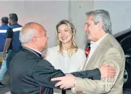  ??  ?? VISITA. Raymundo Maya, sacristán de la Basílica de Guadalupe, Fabiola Yáñez y su esposo, Alberto Fernández, presidente electo de Argentina, ayer, en la Villa.