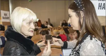  ??  ?? Marian Harkin (INDP) speaks with Ciaran Galvin of The Sligo Champion at the count centre.