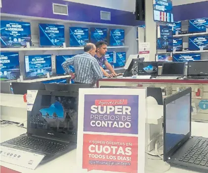  ??  ?? Contado o en cuotas. El consumo tras el fin de los pagos “sin intereses”