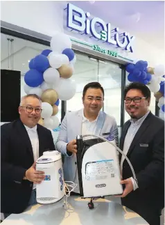  ??  ?? (From left) Low, Biolux Network (Asia) Sdn Bhd director BenTeh and BES Group managing director Gavis Hsu pose with products at the launch.