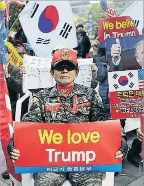  ?? WOOHAE CHO / GETTY ?? Partidario­s de Trump frente a la embajada de EE.UU. en Seúl