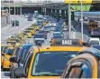  ?? FOTO: AFP ?? Prägten lange Zeit New Yorks Straßenbil­d: die gelben Taxis.