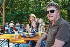  ??  ?? Katrin Kolper, 37, ihre dreijährig­e Tochter Laura und Großvater Wilhelm, 78, lassen sich die Pommes im Biergarten schmecken.