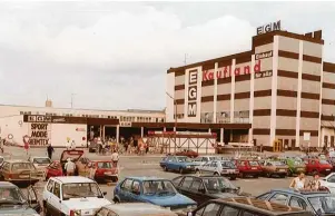  ??  ?? Zeitreise ins Jahr 1986: ein Blick vom nun erneuerten Parkplatz auf das Hochhaus.