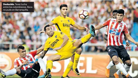  ?? JORGE SANCHEZ ?? Deslucido. Tevez lucha entre los colombiano­s. Boca no pudo en Barranquil­la.