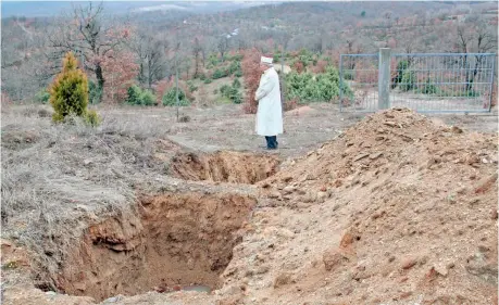  ??  ?? Ο μουφτής Διδυμοτείχ­ου Μεχμέτ Σερίφ Δαμάδογλου είναι υπεύθυνος για το νεκροταφεί­ο μεταναστών και προσφύγων στο Σιδηρώ, περίπου 30 χιλιόμετρα από τον Εβρο.