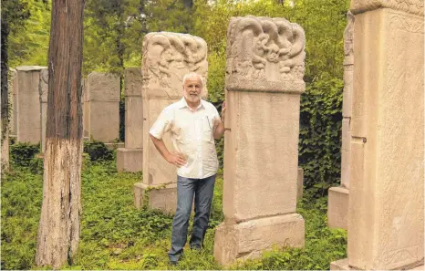  ?? FOTO: PRIVAT ?? Tillo Brükner hat 2011 das Grabmal Johannes Schrecks in Peking besucht. Dem soll das geplante Denkmal nachempfun­den werden.