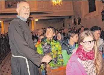  ?? SZ-FOTO: KÖRNER ?? Bruder Paulus suchte bei seinem Vortrag immer wieder den Kontakt zu den Firmlingen.