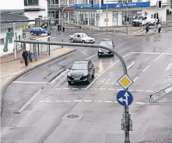  ?? RP-FOTO: DIETRICH JANICKI (2). ?? Die Ampelanlag­e am Abzweig zur Poststraße ist gestern abgebaut worden. Fußgänger müssen jetzt zur Breite Straße oder aber zur oberen Flintrop-Straße ausweichen, um die Straße zu überqueren.