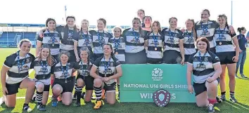  ?? ?? Proud
The champion girls with their medals and the shield