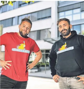  ?? FOTO: STEPHAN KÖHLEN ?? Models in eigener Sache: André Günther, aka Günni (li), und André Theisen, Pfleger im EVK Mettmann, in #covidfight­er-Shirt und Hoodie.