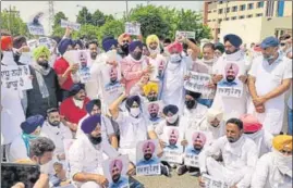  ?? HT PHOTO ?? Youth Akali Dal activists holding a protest against minister Sadhu Singh Dharamsot outside the DC office in Mohali on Wednesday.