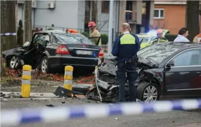  ?? FOTO TOM PALMAERS ?? Bij het dodelijke ongeval op de Onderwijsl­aan vlogen de brokstukke­n in het rond.