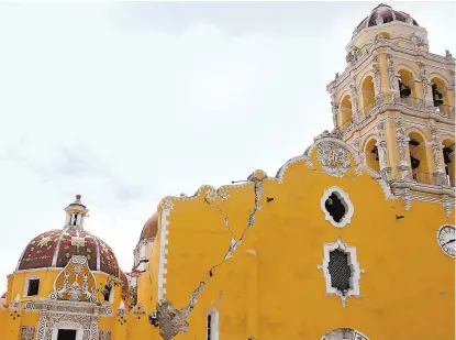  ??  ?? La iglesia de Atlixco, Puebla, presenta un deterioro severo.