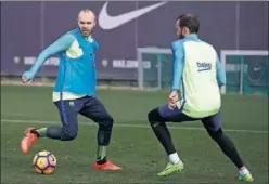  ??  ?? CON GANAS. Iniesta se entrenó con el grupo y esta listo para volver.