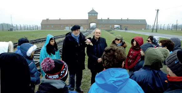  ??  ?? Francesco Guccini, monsignor Zuppi e una scolaresca ad Auschwitz Sotto Francesco Conversano