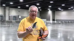  ?? The Sentinel-Record/Lance Porter ?? ■ Steve Yach describes the grand prize for the gun and knife show’s raffle: a custom-made knife worth around $400.