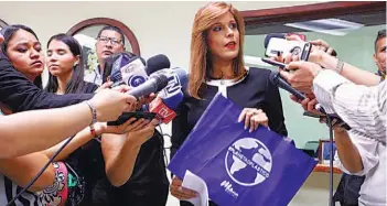  ??  ?? Cambio. Milena Mayorga presentó una propuesta de sustitució­n progresiva del uso de bolsas plásticas.