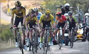  ??  ?? Les coéquipier­s de Roglic, le maillot jaune, ont imposé un rythme d’enfer.